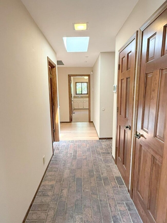 Building Photo - Sprawling ranch home located in highly des...