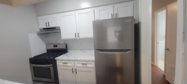 Building Photo - 608 W 51st St