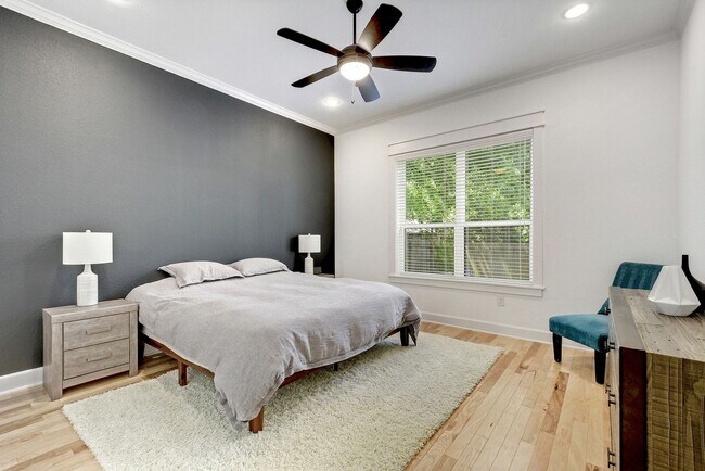 Building Photo - North Loop Area Gem!!!