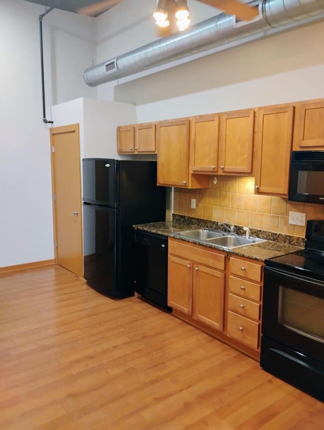 Building Photo - 1 BEDROOM 1.5 BATH IN DOWNTOWN CHAMPAIGN