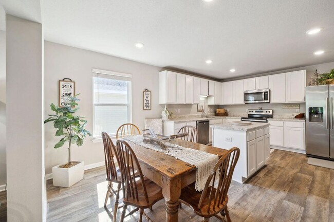 Building Photo - Beautiful home in a quiet neighborhood loc...