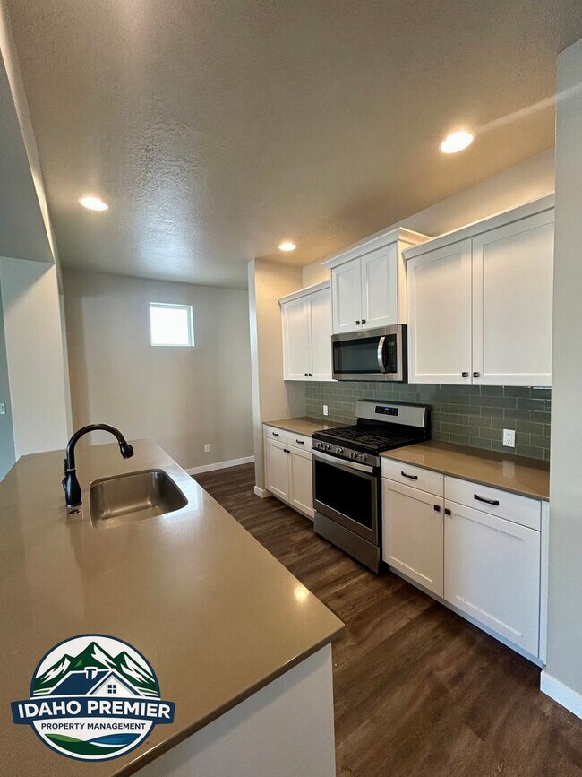 Building Photo - 2052 E Sharptail St