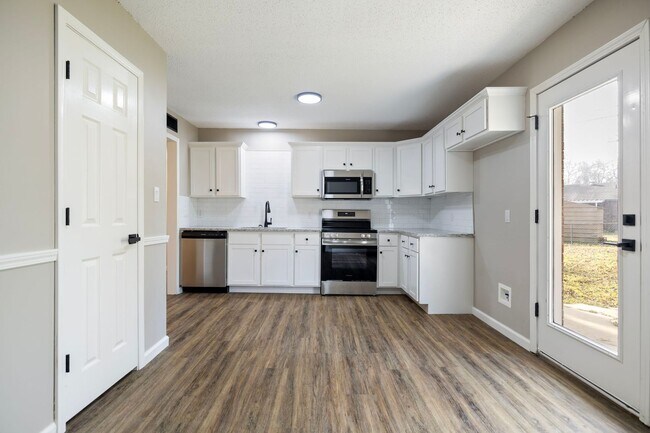 Building Photo - 1105 Brentwood Dr
