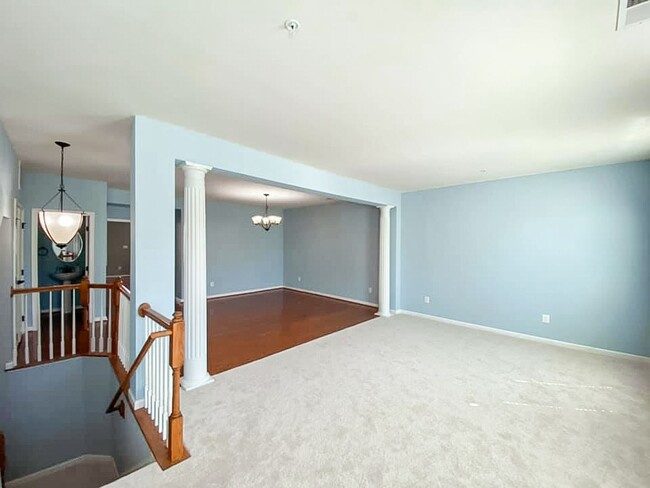 Building Photo - Gorgeous 2-Level 3 Bed 2.5 Bath Condo-Styl...