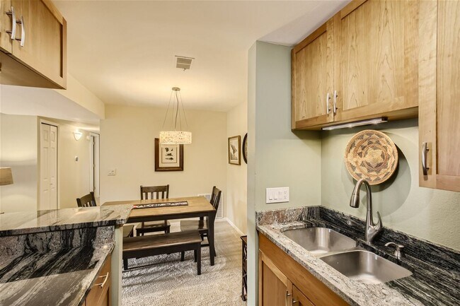 Building Photo - Updated 2 Bed 2 Bath Hunter Creek Condo W/Community Pool