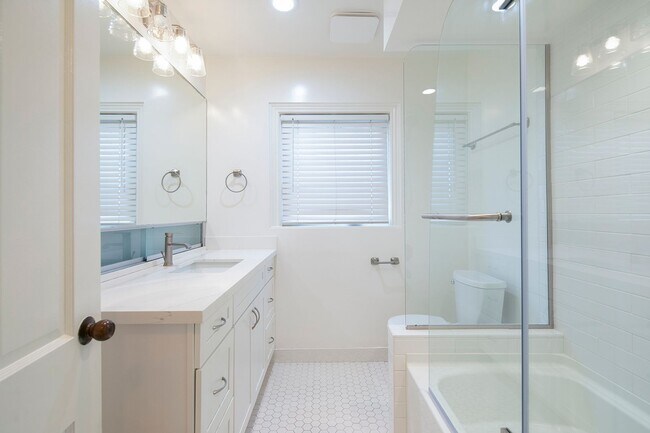 Building Photo - *OPEN HOUSE: 9/28 10-11AM* 2BD/1BA in La J...