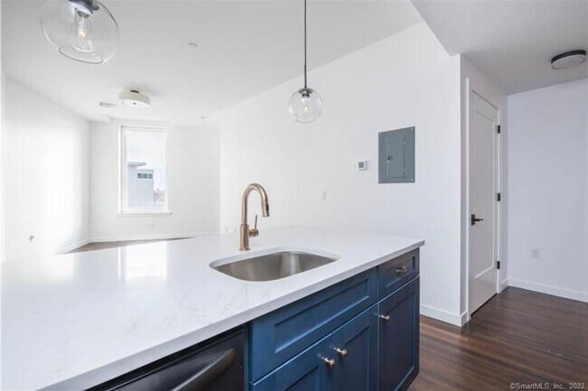 Primary Photo - 136 Main St