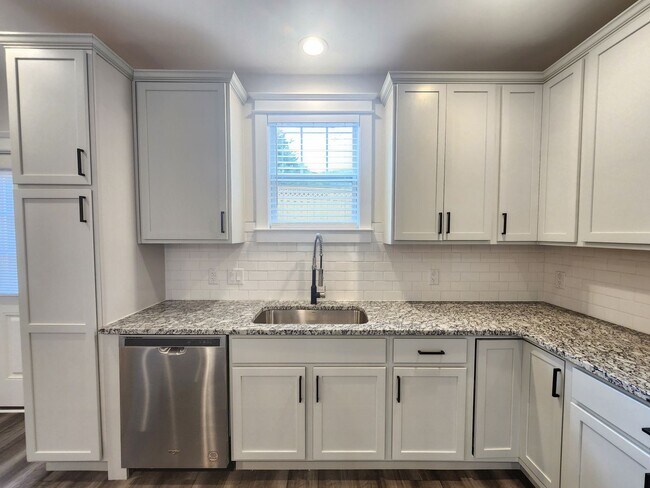 Building Photo - 1128 Blueview Dr