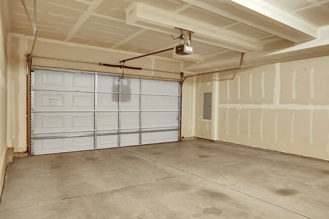 Building Photo - $2,300.00 - 3 Bedrooms, 2.5 Bathroom, Town...
