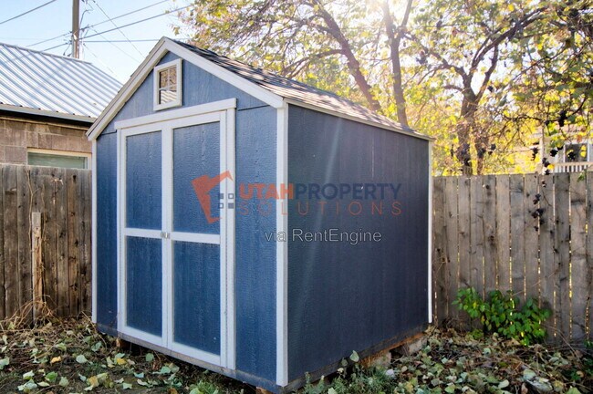 Building Photo - 860 Vics Rd