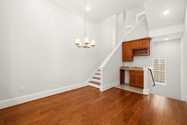 Building Photo - 2022 Sabine St