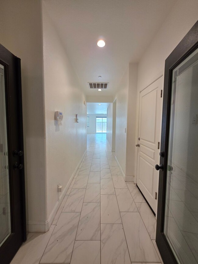 Building Photo - Solar , open floor plan, walk in shower, v...