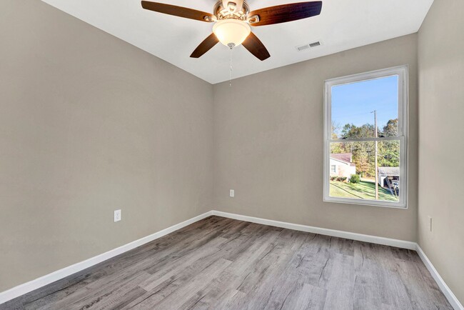 Building Photo - Charming 4 Bedroom Haven in Laurens