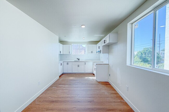 Building Photo - 423 E 31st St