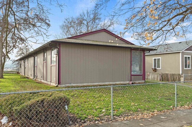 Building Photo - Ground-Level 1 Bedroom with In-Unit Laundry & A/C in Spokane!