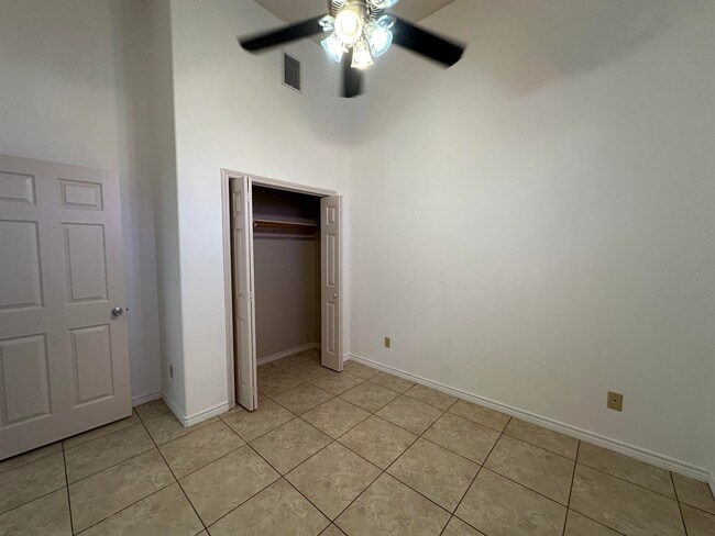Building Photo - 302 Echo Valley Dr