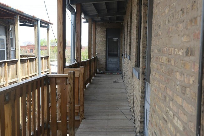 Building Photo - 4422 N Wolcott Ave