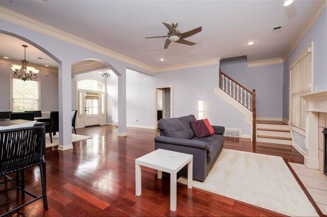 Building Photo - 10180 Wynmanor Dr