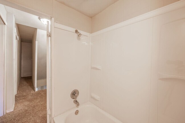 Building Photo - Comfort Meets Style: 3-Bedroom Home with Spacious Backyard in Pittsburgh