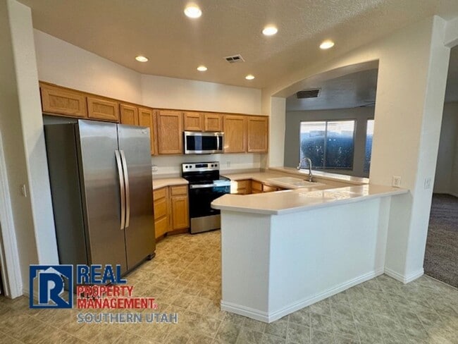 Building Photo - Coral Canyon Home