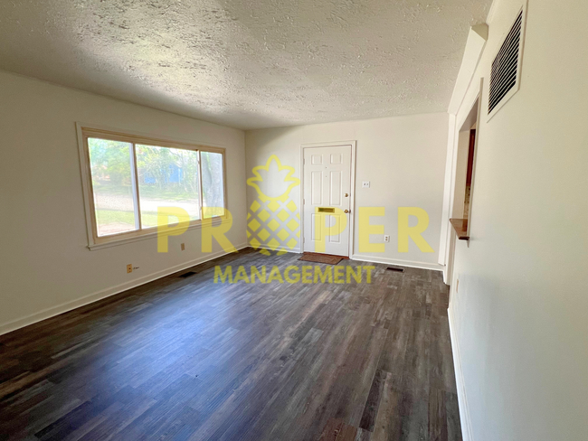 Building Photo - 2 bedrooms 1 bathroom house