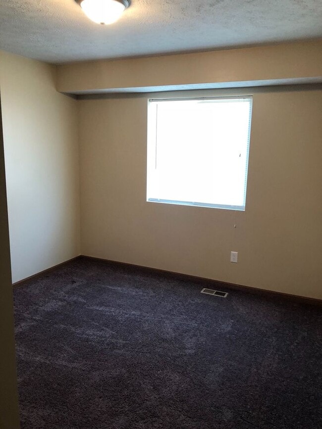 Building Photo - Newer Construction Excellent Family Neighborhood
