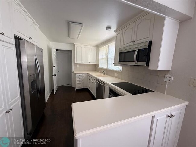 Building Photo - 5025 SW 64th Ave