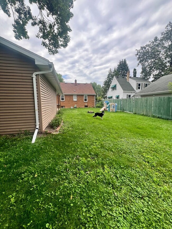 Building Photo - 3 bedrooms, 1 bathroom, 2 stall tandem garage