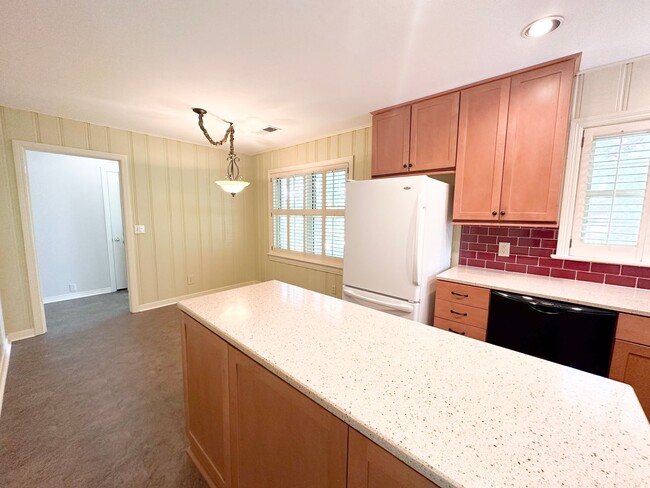 Building Photo - 3 Bedroom House: Walking Distance to Campu...
