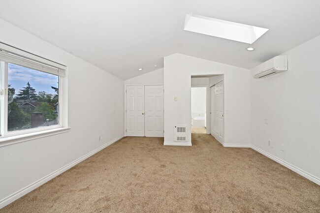 Building Photo - 3-Story Greenlake Home - Private Yard and ...