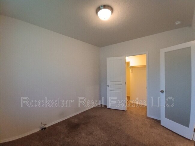 Building Photo - 1315 N Rogue River St