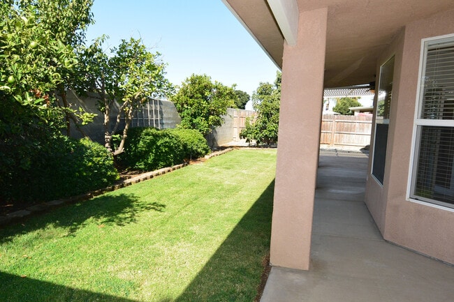 Building Photo - Spacious 3 Bedroom 2 Bathroom home with a Bonus Room in Southeast Visaliia!