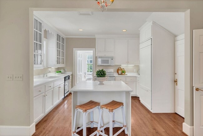 Building Photo - Luxury unfurnished 4BR/4.5BA Tudor in Belle Meade Links.