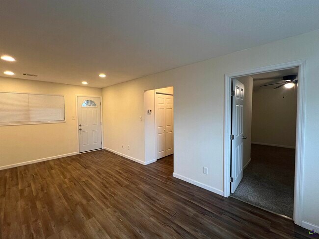 Building Photo - 405 Westcliff Cir