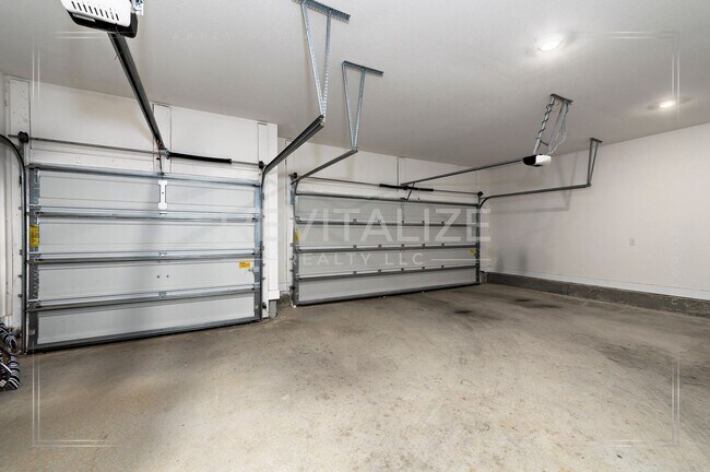 Building Photo - Charming Gold Fortified Home in Live Oak E...