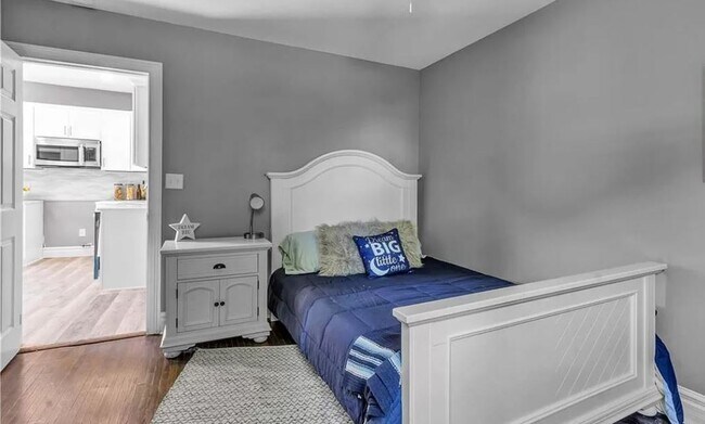 Building Photo - 484 W Utica St