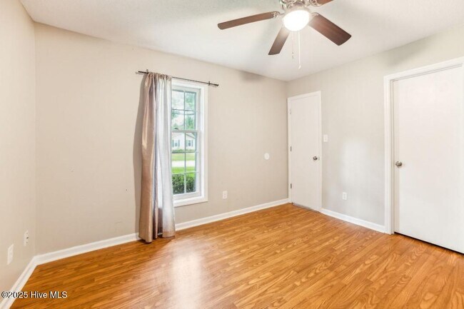Building Photo - 210 Stillwood Dr