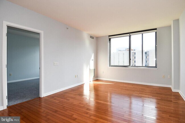 Building Photo - 440 L St NW