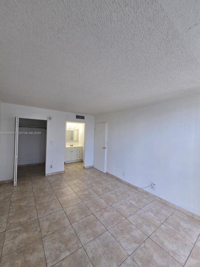 Building Photo - 17021 N Bay Rd