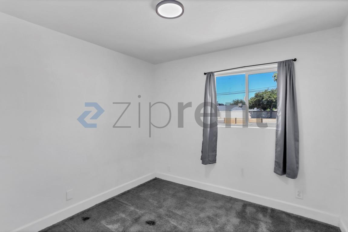 Building Photo - Unit