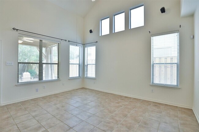 Building Photo - 95 Douvaine Ct