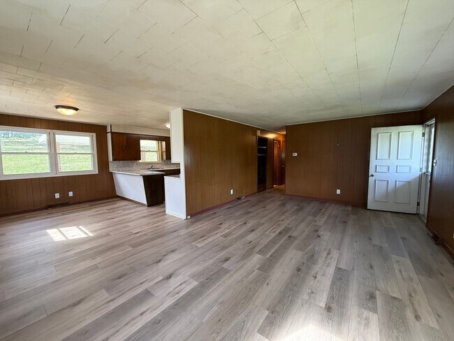 Building Photo - Three Bedroom Bellefonte Ranch