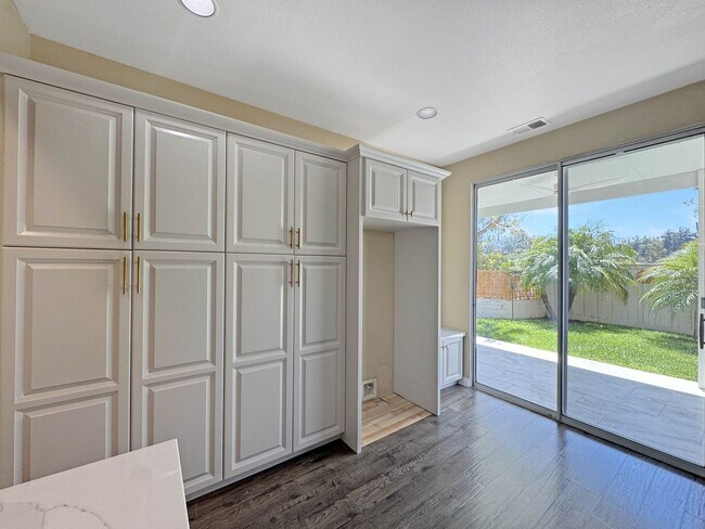 Building Photo - Your Next Home Awaits! Modern 4BR, 3BA Bea...