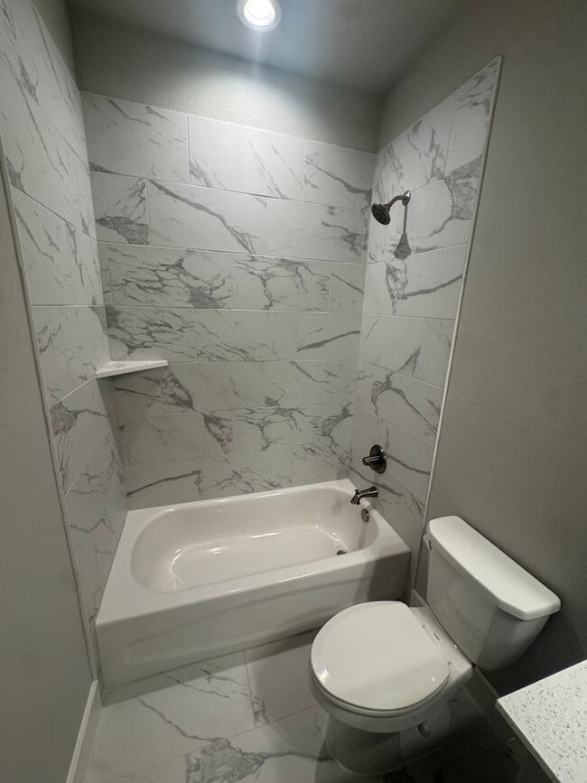 Building Photo - Enclosed Fenced Yard - 3/2/2 - Commuter Friendly