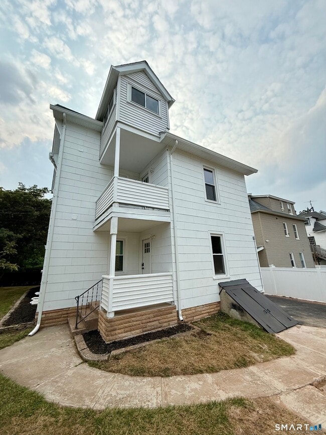 Building Photo - 449 Stanley St