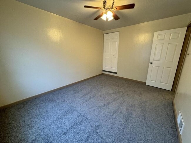 Building Photo - 271 Oak Dr