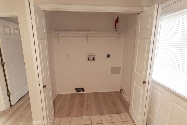 Building Photo - 1323-1325 Godas Dr