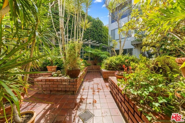 Building Photo - 406 N Oakhurst Dr