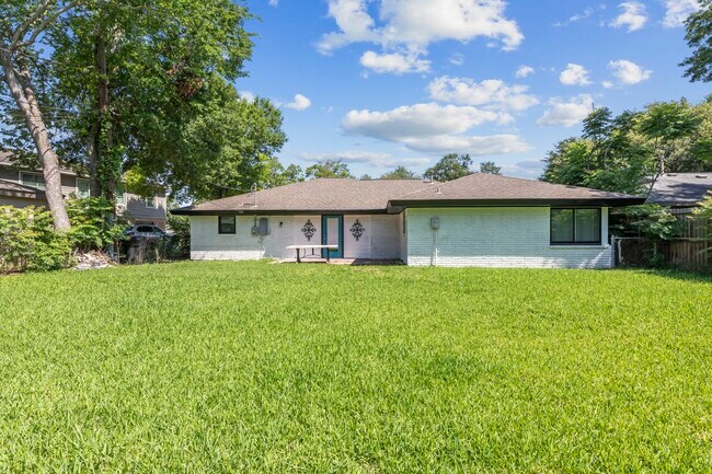 Building Photo - 5651 Ludington Dr