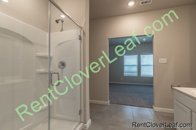 Building Photo - Available Now: 5 bed 3 Full bath